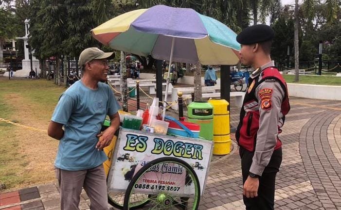 Satuan Samapta Polres Ciamis Patroli Jalan Kaki di Alun Alun Ciamis Beri Imbauan Kamtibmas
