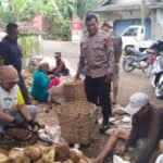 Datang ke Tokoh di Karyamukti, Anggota Polsek Banjarsari Koorkom Jelang Pilkada Serentak