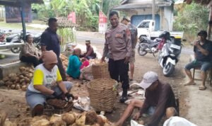 Datang ke Tokoh di Karyamukti, Anggota Polsek Banjarsari Koorkom Jelang Pilkada Serentak