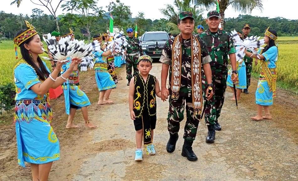 Panen Raya Padi, Danrem 091/ASN Bersama Petani 
