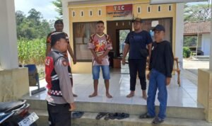 Datang ke Tokoh Agama, Anggota Polsek Cisaga Koorkom Kamtibmas Jelang Pilkada Serentak Datang ke Tokoh Agama, Anggota Polsek Cisaga Koorkom Kamtibmas Jelang Pilkada Serentak