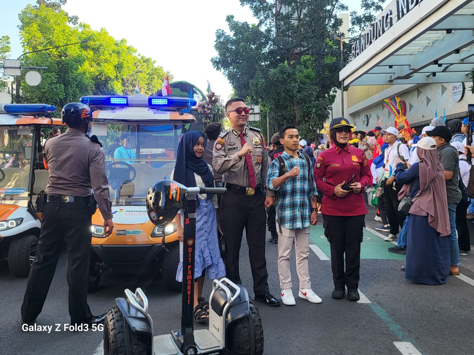 KASUBDIT WISATA DIT PAM OBVIT POLDA JABAR MELAKSANAKAN KEGIATAN PENGAMANAN PAWAI KENDARAAN HIAS DALAM RANGKA HARI JADI KOTA BANDUNG KE 214