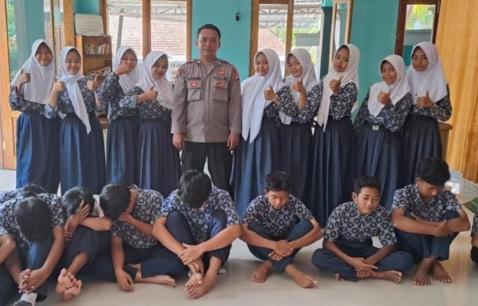 Police Go To School, Polsek Cisaga Polres Ciamis Beri Penyuluhan ke Siswa di MTs 16 Ciamis