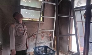 Polsek Lakbok Polres Ciamis Datangi TKP Kebakaran Rumah di Desa Karangpaningal