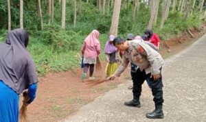 Polsek Sukadana Polres Ciamis Bareng Pemuda Kerja Bakti Bersihkan Jalan di Desa Ciparigi