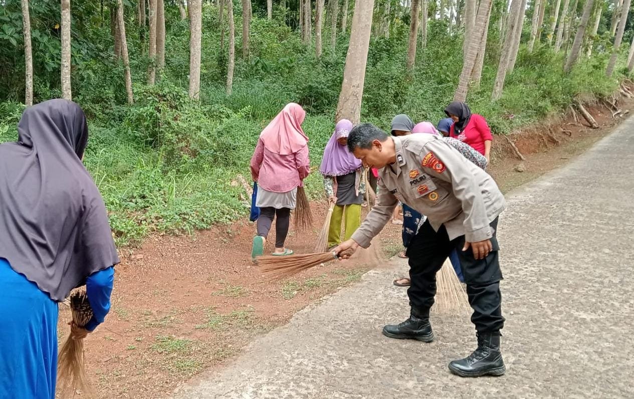 Polsek Sukadana Polres Ciamis Bareng Pemuda Kerja Bakti Bersihkan Jalan di Desa Ciparigi