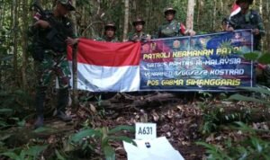 Satgas Pamtas Yonarmed 11 Kostrad Pos Gabma Simanggaris Laksanakan Patroli Patok di Perbatasan RI-Malaysia