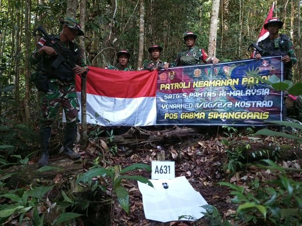 Satgas Pamtas Yonarmed 11 Kostrad Pos Gabma Simanggaris Laksanakan Patroli Patok di Perbatasan RI-Malaysia