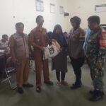 Sinergitas TNI-Polri, Polsek Ciamis Polres Ciamis Awasi Distribusi Beras ke Warga Desa Mekarjadi