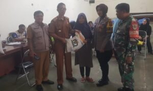 Sinergitas TNI-Polri, Polsek Ciamis Polres Ciamis Awasi Distribusi Beras ke Warga Desa Mekarjadi