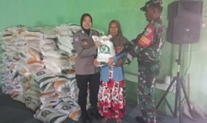 Sinergitas TNI-Polri, Polsek Ciamis Polres Ciamis Awasi Distribusi Beras ke Warga Desa Pusakanagara