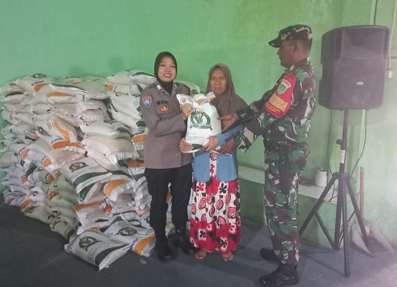 Sinergitas TNI-Polri, Polsek Ciamis Polres Ciamis Awasi Distribusi Beras ke Warga Desa Pusakanagara