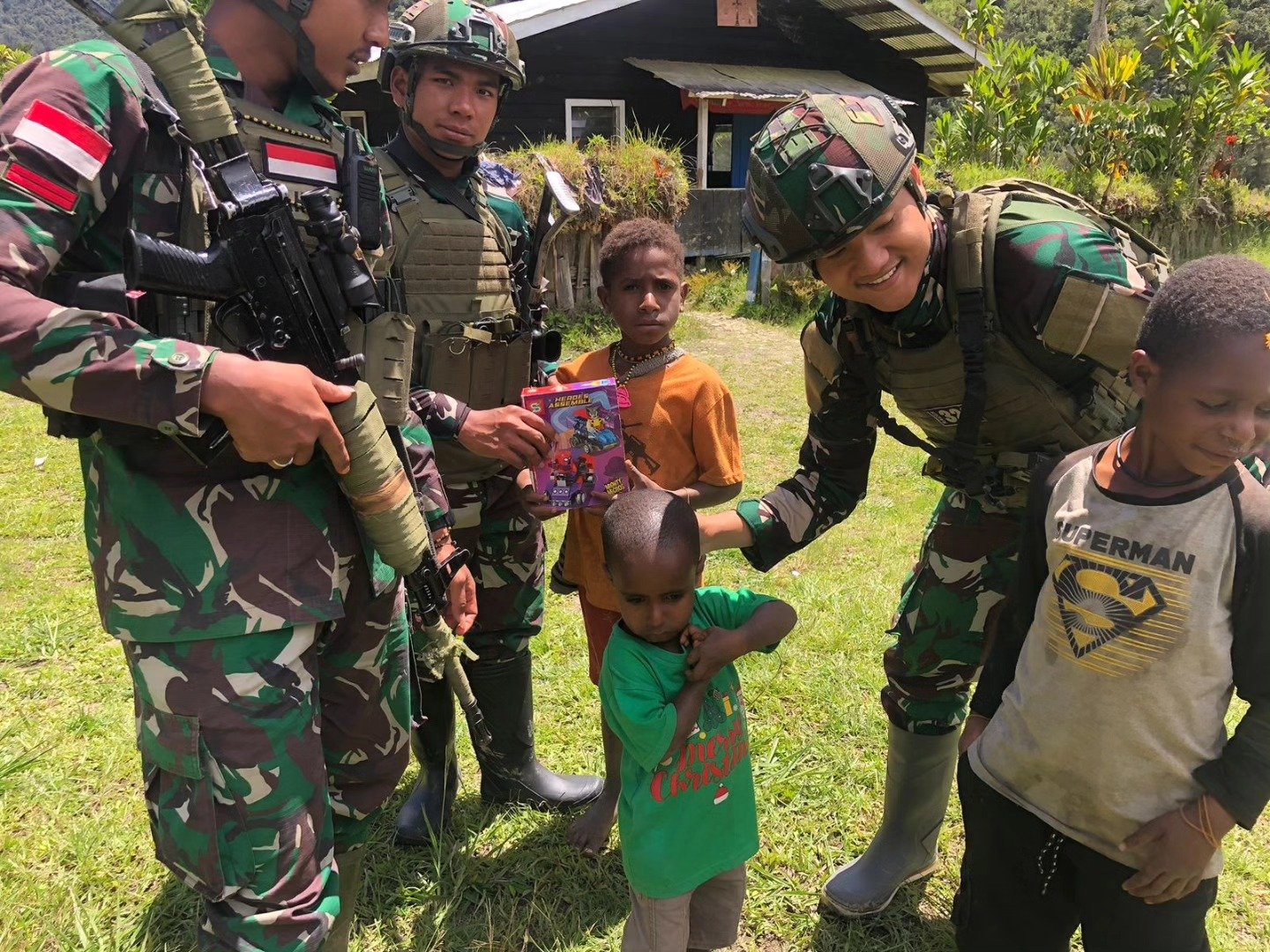 Minggu Berkah Satgas Yonif 323 Membagikan Pakaian Untuk Anak-Anak Pedalaman Papua Tengah