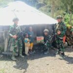 Senyum Bahagia Anak Papua,  Prajurit TK Pintu Jawa Satgas Yonif 323 Berbagi Makanan dan Permen Dalam Rangka HUT Ke-79 TNI