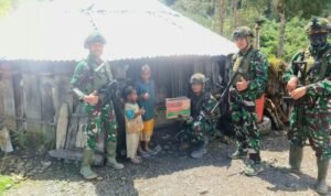Senyum Bahagia Anak Papua,  Prajurit TK Pintu Jawa Satgas Yonif 323 Berbagi Makanan dan Permen Dalam Rangka HUT Ke-79 TNI