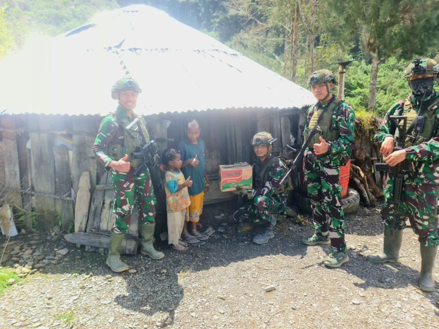 Senyum Bahagia Anak Papua,  Prajurit TK Pintu Jawa Satgas Yonif 323 Berbagi Makanan dan Permen Dalam Rangka HUT Ke-79 TNI