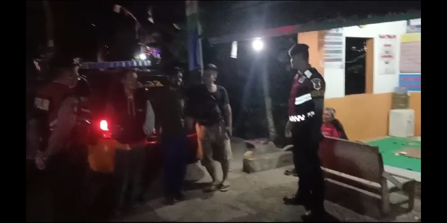 Perkuat Sinergitas Satuan Samapta Polres Ciamis Beri Binluh ke Warga Saat Ngeronda Malam