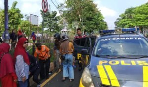 Satuan Samapta Polres Ciamis Bantu Evakuasi Korban Laka Lantas di Simpang Alun Alun Ciamis