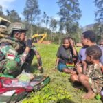 Hadir untuk Masyarakat, Satgas Yonif 323 Laksanakan Komsos dan Pelayanan Kesehatan