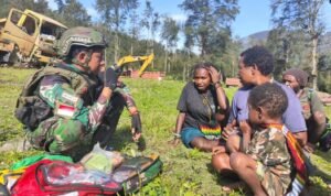 Hadir untuk Masyarakat, Satgas Yonif 323 Laksanakan Komsos dan Pelayanan Kesehatan