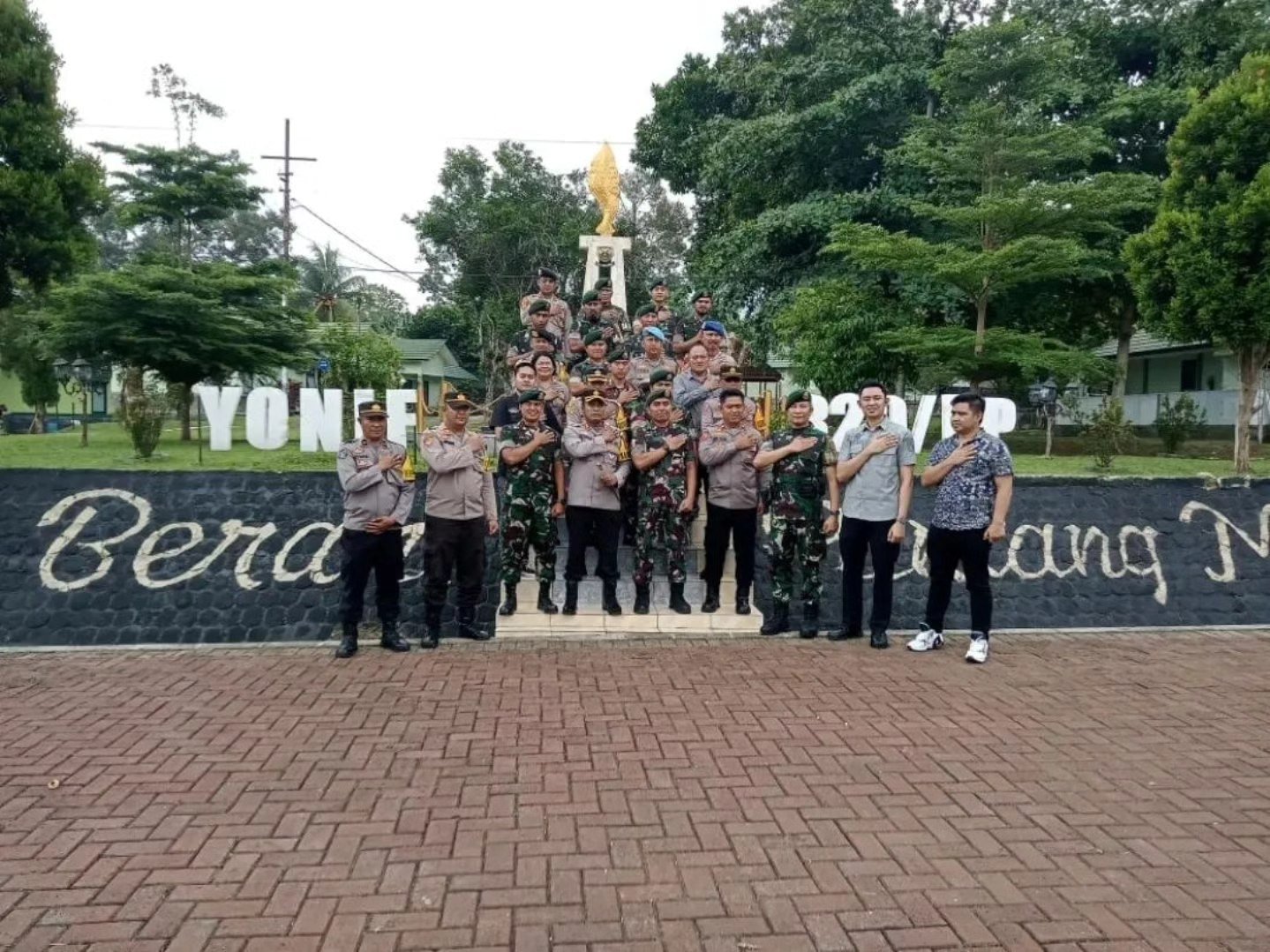 Kapolres Pandeglang Berkunjung ke Mako Yonif 320/BP Kostrad dalam Rangka HUT Ke-79 TNI