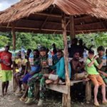 Kesatria Mayangkara Peduli Sesama, Bagikan Air Mineral Kepada Masyarakat di Pelabuhan Amor