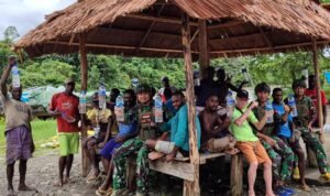 Kesatria Mayangkara Peduli Sesama, Bagikan Air Mineral Kepada Masyarakat di Pelabuhan Amor