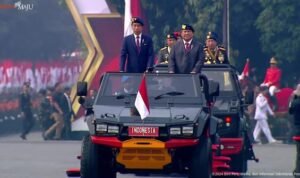 Momen Jokowi Bareng Prabowo Naik Maung Cek Pasukan di Mako Brimob