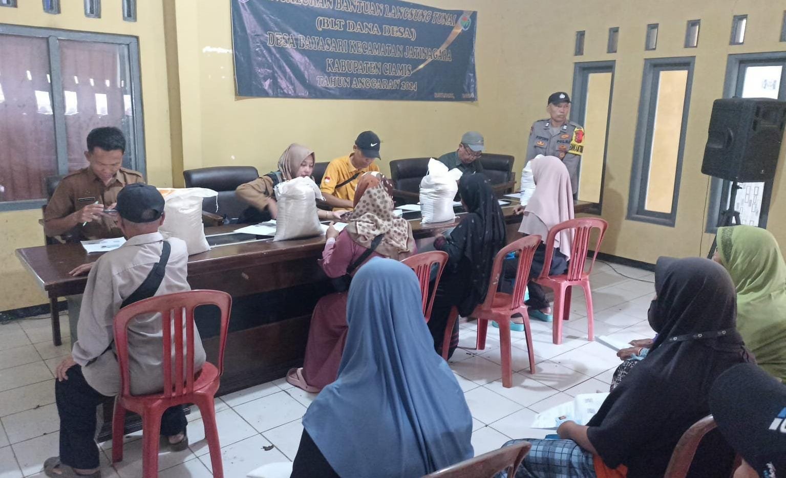Sinergitas TNI-Polri Polsek dan Koramil Kawali Awasi Distribusi Beras ke Warga Bayasari