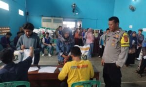 Sinergitas TNI-Polri Polsek dan Koramil Cijeungjing Awasi Distribusi Beras ke Warga Pamalayan