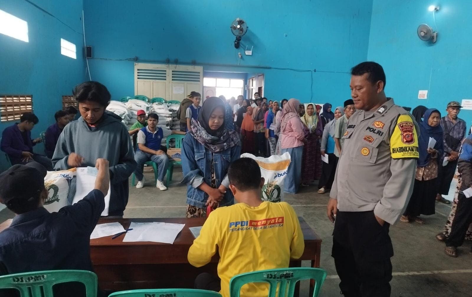 Sinergitas TNI-Polri Polsek dan Koramil Cijeungjing Awasi Distribusi Beras ke Warga Pamalayan