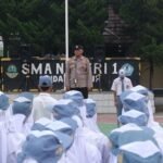 Humanis Polsek Cikoneng Polres Ciamis Datang ke SMAN 1 Sindangkasih Beri Pembinaan Saat Upacara Bendera