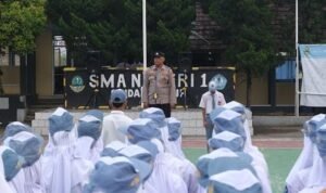 Humanis Polsek Cikoneng Polres Ciamis Datang ke SMAN 1 Sindangkasih Beri Pembinaan Saat Upacara Bendera