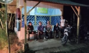 Perkuat Sinergitas Polsek Cijeungjing Polres Ciamis Beri Binluh ke Warga Kertaharja Saat Ngeronda