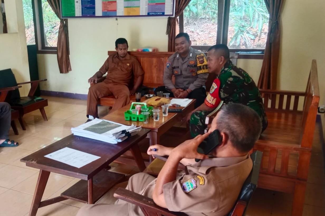 Soliditas TNI-Polri Hadapi Pilkada 2024 Polsek Sukadana dan Koramil Rajadesa Cooling System ke Warga