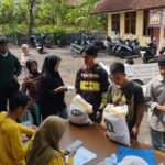 Sinergitas TNI-Polri Polsek dan Koramil Cijeungjing Awasi Distribusi Beras ke Warga Ciharalang