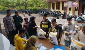 Sinergitas TNI-Polri Polsek dan Koramil Cijeungjing Awasi Distribusi Beras ke Warga Ciharalang