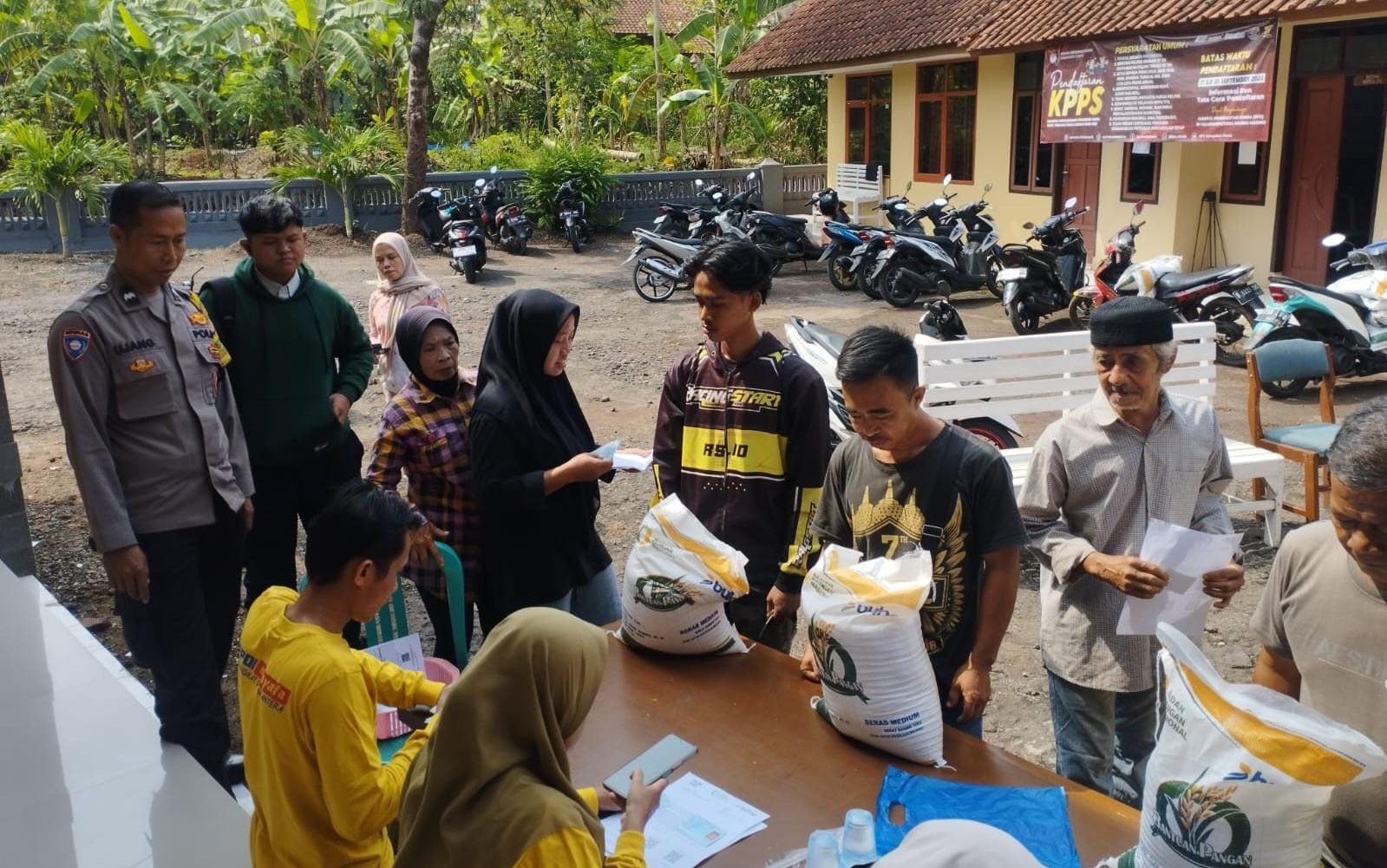 Sinergitas TNI-Polri Polsek dan Koramil Cijeungjing Awasi Distribusi Beras ke Warga Ciharalang