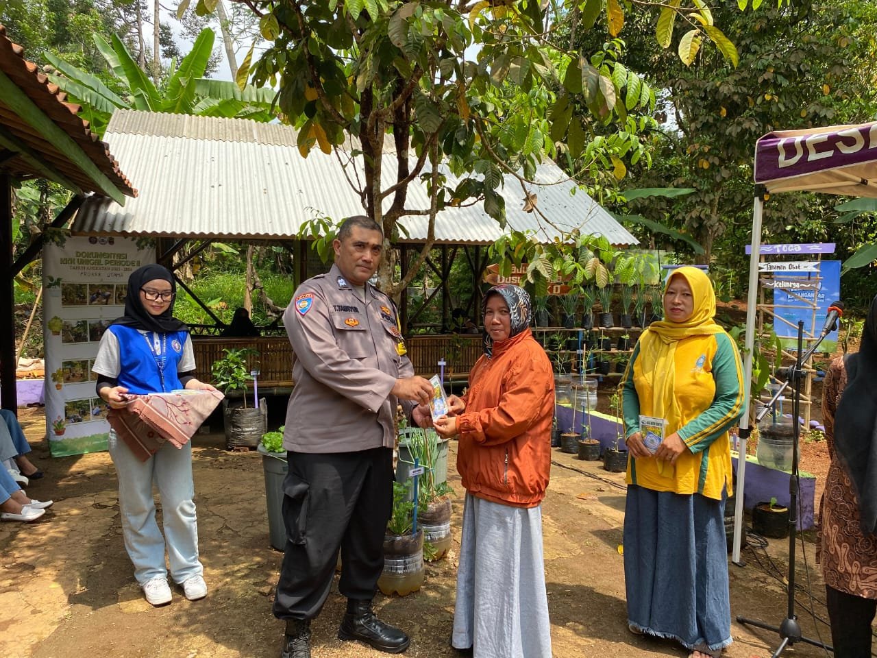 Polsek Cijeungjing Polres Ciamis Monitoring KKN Mahasiswa Unigal di Desa Karang Anyar