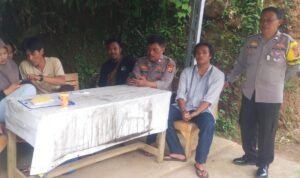 Polsek Cikoneng Koorkom Kamtibmas ke Warga Cireong Wujudkan Pilkada Serentak 2024 Aman