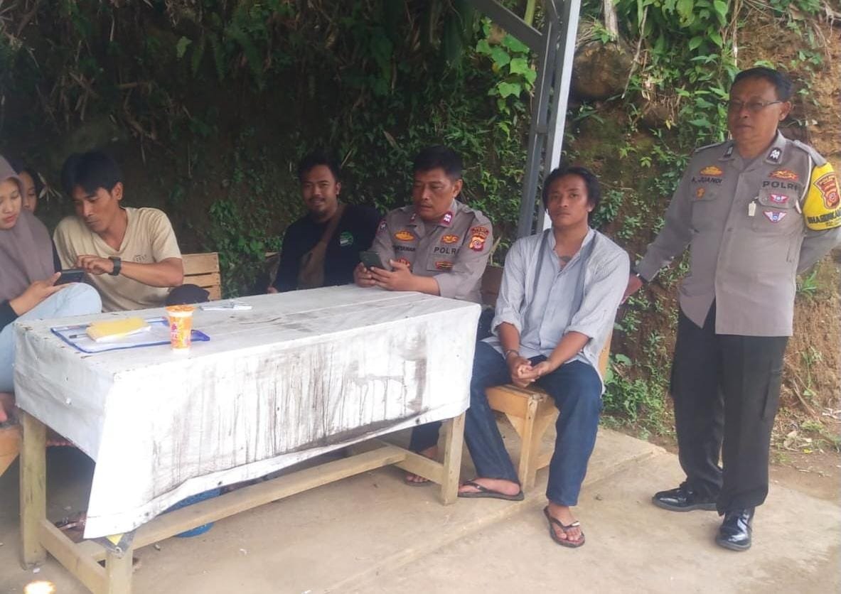 Polsek Cikoneng Koorkom Kamtibmas ke Warga Cireong Wujudkan Pilkada Serentak 2024 Aman