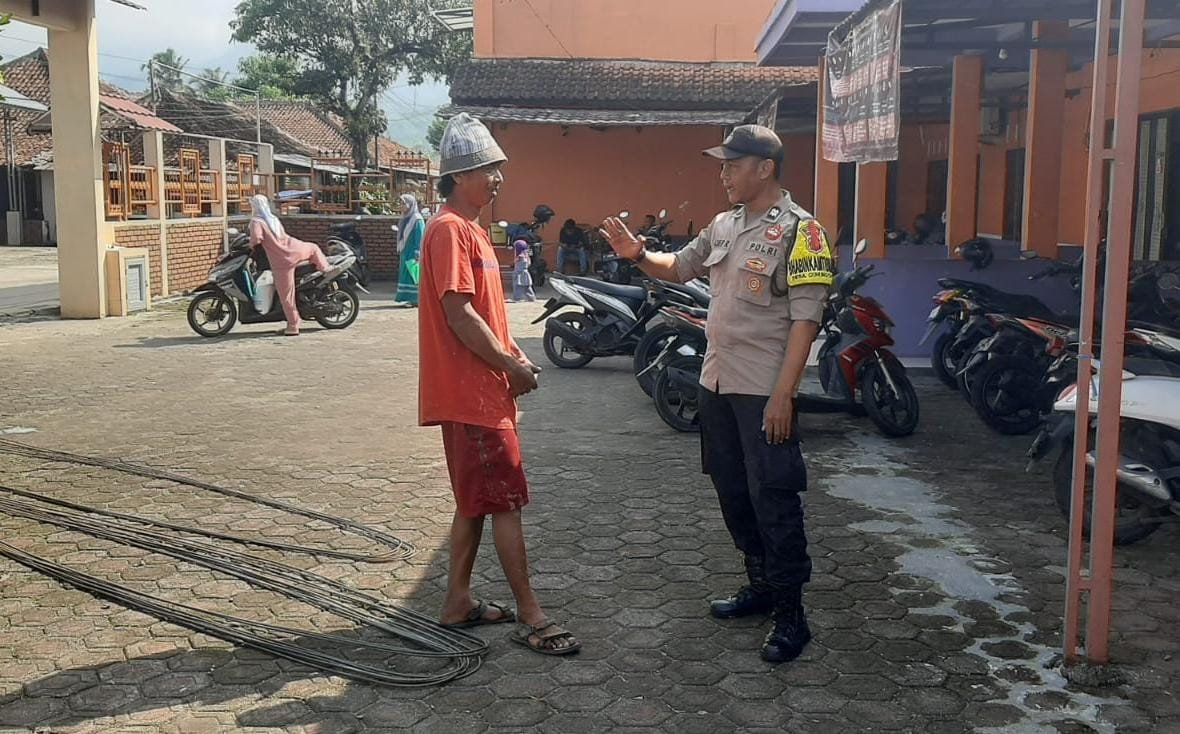 Polsek Cikoneng Koorkom Kamtibmas ke Toga di Desakaler Wujudkan Pilkada Serentak 2024 Aman