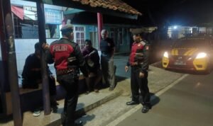Perkuat Sinergitas Satuan Samapta Polres Ciamis Beri Binluh ke Warga Saat Ngeronda Malam