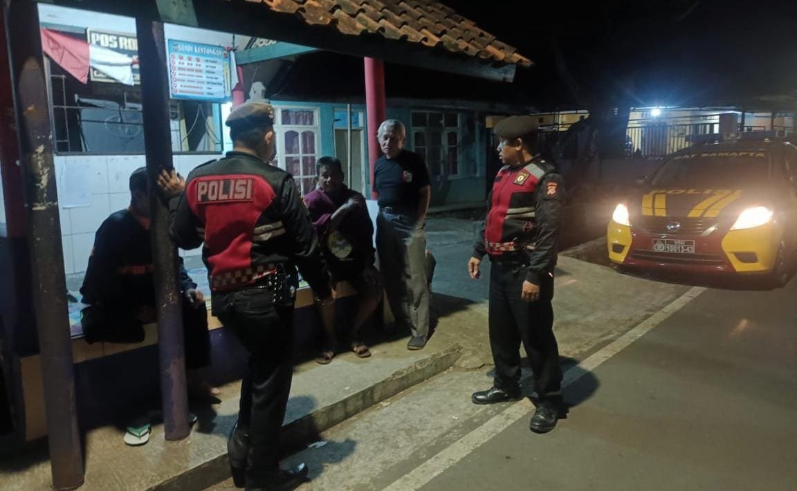 Perkuat Sinergitas Satuan Samapta Polres Ciamis Beri Binluh ke Warga Saat Ngeronda Malam