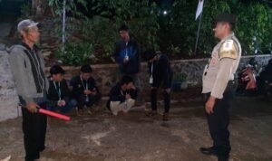 Humanis Polsek Cipaku Polres Ciamis Patroli Dialogis ke Pemukiman Warga Saat Malam Hari
