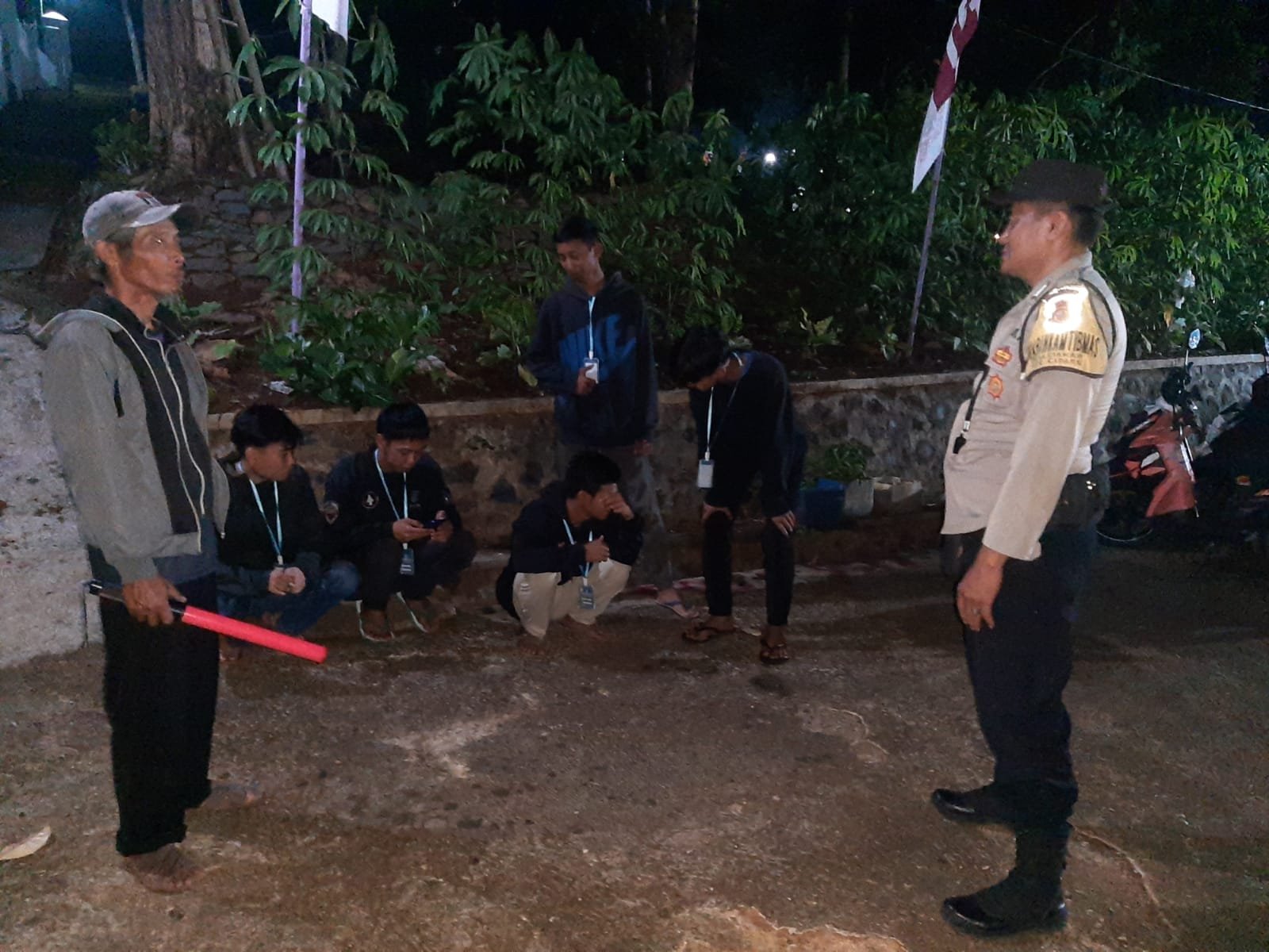 Humanis Polsek Cipaku Polres Ciamis Patroli Dialogis ke Pemukiman Warga Saat Malam Hari