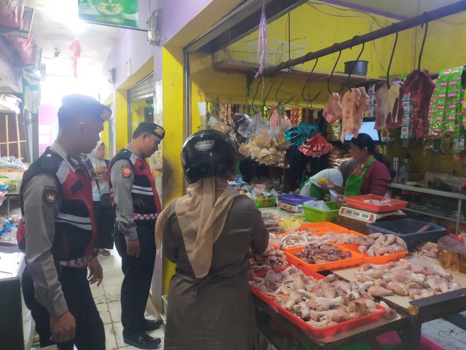 Cegah Penimbunan Bahan Pokok Sat Samapta Polres Ciamis Patroli di Pasar Subuh Ciamis