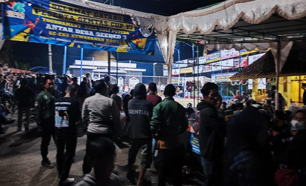 Kapolsek Cipaku Polres Ciamis Pimpin Langsung Pengamanan Turnamen Bola Voli Gemtas