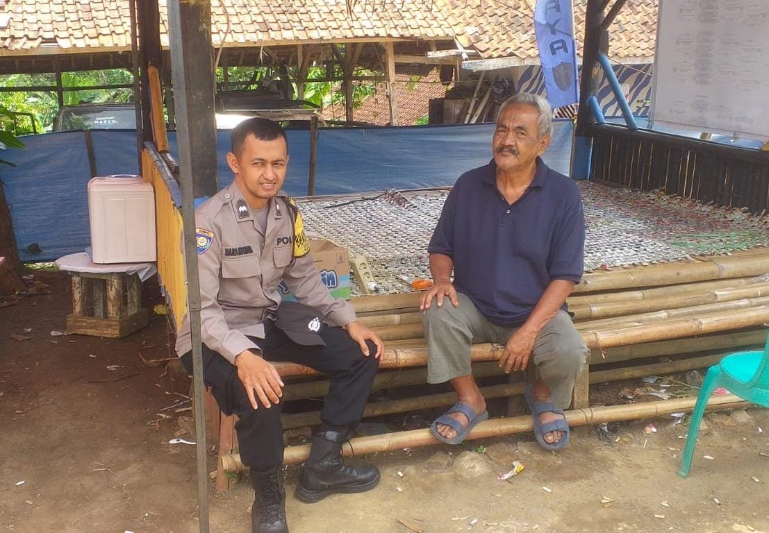 Cooling System Polsek Cipaku Polres Ciamis Patroli Dialogis ke Pemukiman Warga di Desa Selamanik
