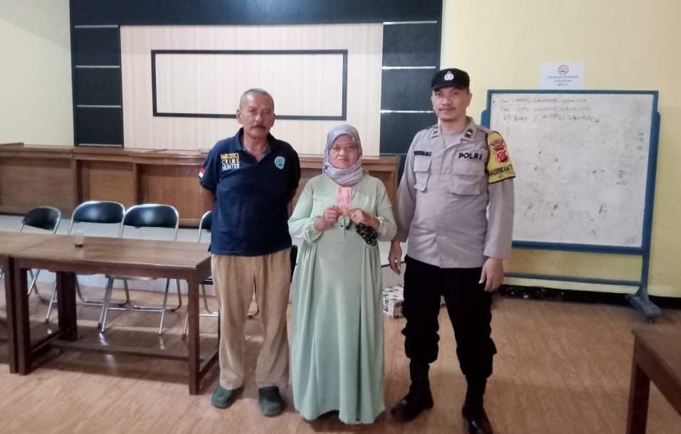 Polsek Cisaga Polres Ciamis Awasi Penyaluran BLT DD ke KPM di Desa Cisaga